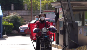 A JD’s Mother-Courier in Wuhan 50 Days on Duty without Going Home