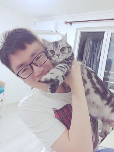 Heyang Liu of JD Pet’s sales team, with his cat “Miss”