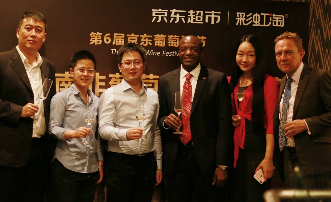 Tasting event of South African wine attended by Charles Manuel, Minister Counselor of Economics, South African Embassy to China