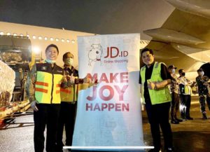 Representatives of JD.ID hand over the medical supplies to Erick Thohir (R), Minister of the SOEs, at Soekarno-Hatta International Airport in Jakarta on April 30th.