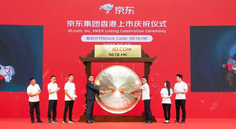 JD.com was successfully listed on HKEX with the Stock Code: 9618.HK. Lei Xu, CEO of JD Retail, bangs the gong from JD’s headquarters in Beijing