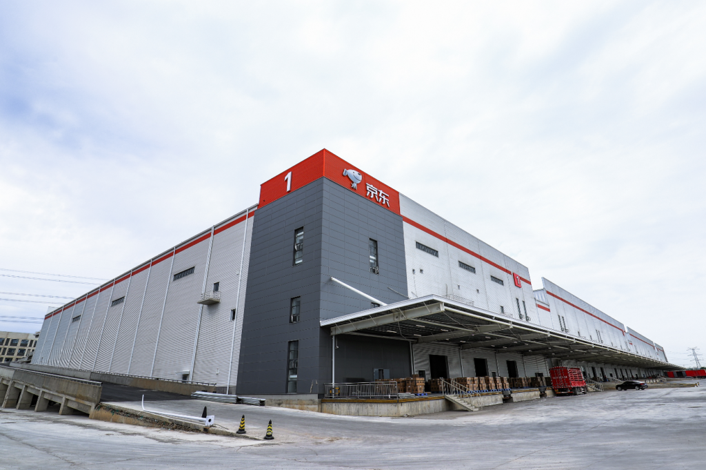 JD has introduced the very first automated storage and retrieval system (AS/RS) for bulky items in Asia’s e-commerce industry, located at the company’s Asia No. 1 logistics park in Langfang, Hebei province