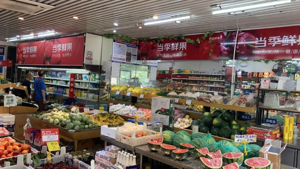 During this year’s 618 Grand Promotion, the first JD franchised fruit store was launched in Beijing’s Huixinbeili (惠新北里) residential compound.