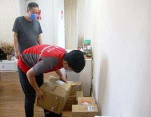 JD courier delivering home appliances to Mr. Tang