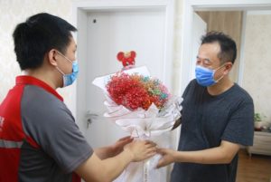 Mr. Tang receives flower bouquet from JD courier