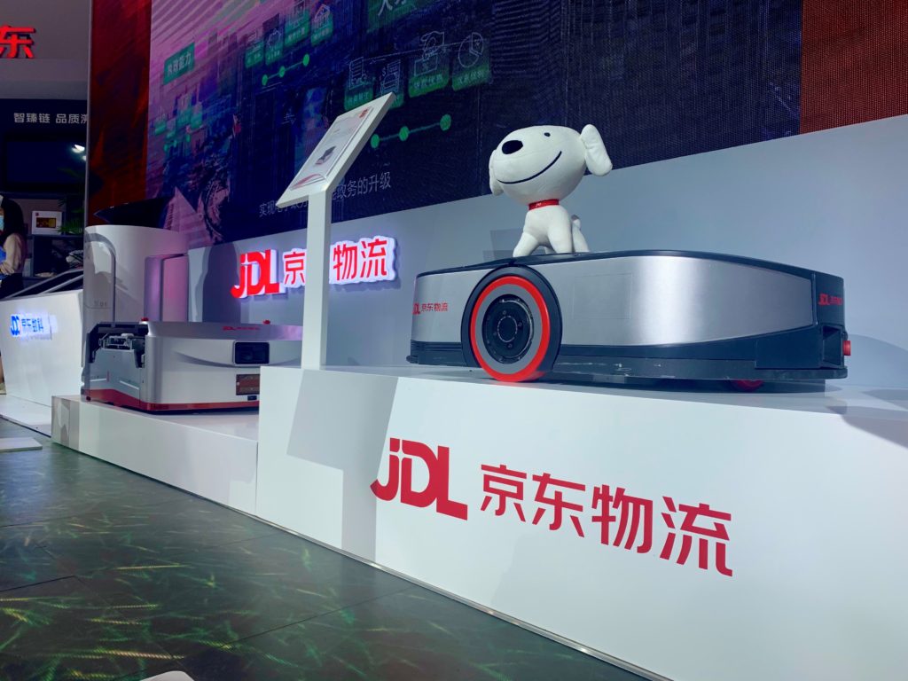 JD Logistics is exhibiting a series of logistics robots researched in-house. The “Dilang” (Ground Wolf) AGV is used for picking goods.