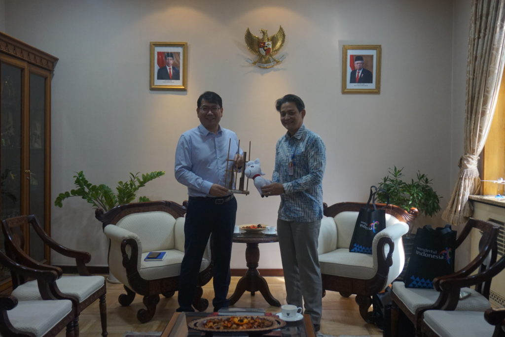Du Yong（L）meets Dino R. Kusnadi (R), Deputy Chief of Mission of the Indonesian embassy in Beijing September 14.