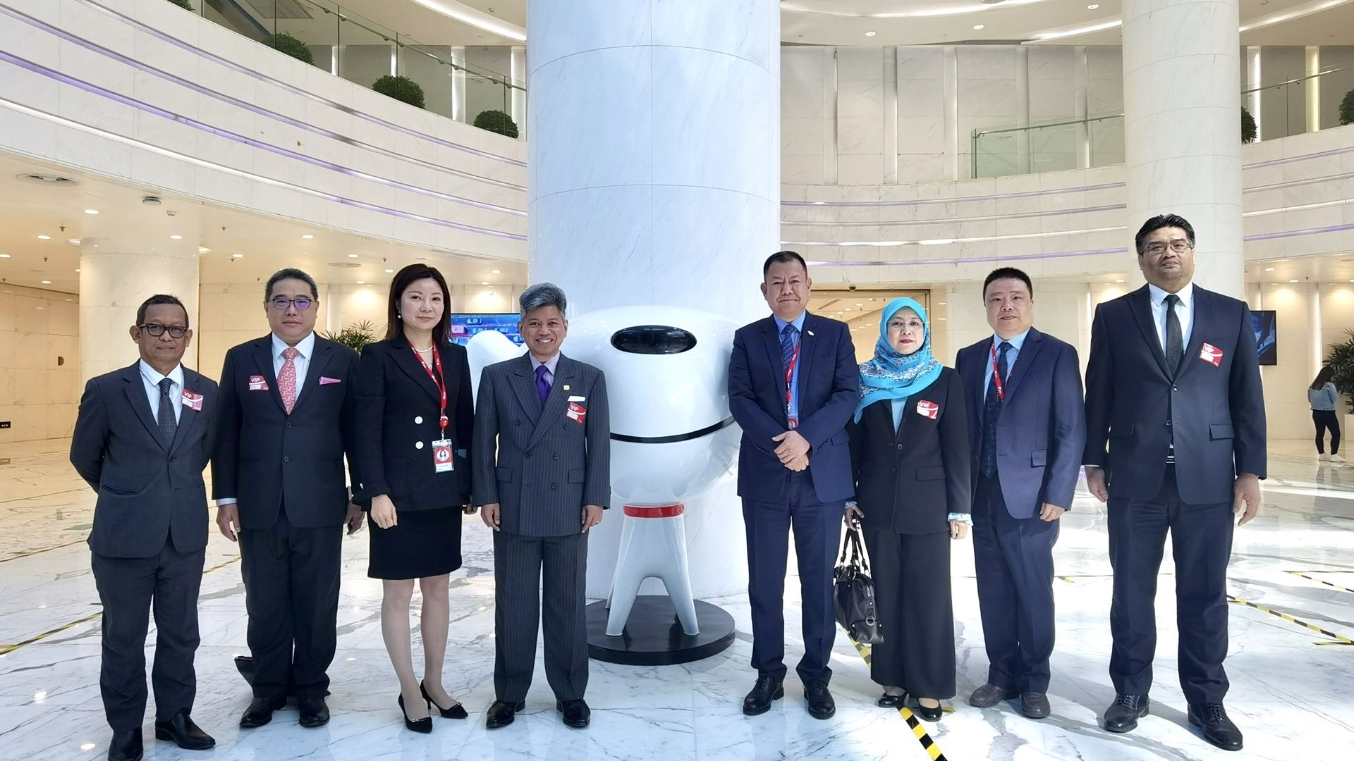 JD’s international business team meets Malaysian embassy delegation at JD’s HQ