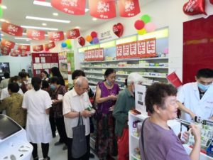 One JD pharmacy provide assistances to convenience elderly customers’ medicine services