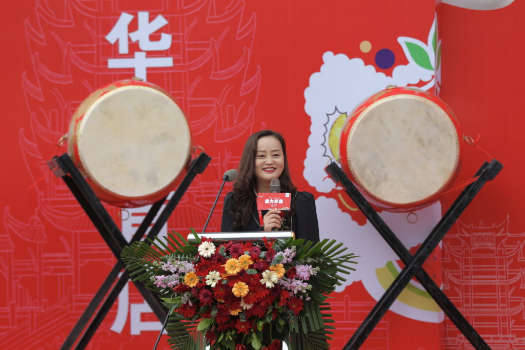 Lixia Duan, head of SEVEN FRESH supermarkets is making a speech during the store opening