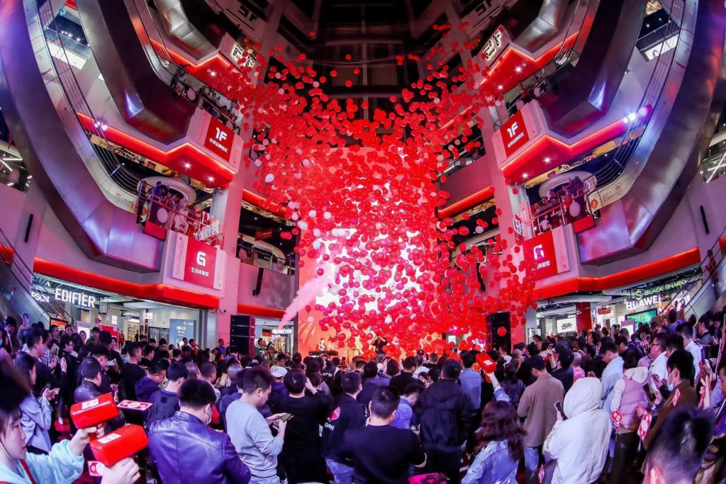 Consumers observe Singles Day Grand Promotion in JD E-Space, JD’s 50,000 square meters offline electronics experience store in Chongqing, at 00:00 on November 11th.