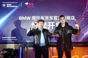 Fei Zhan (left) of BMW Motorrad China and Qing Yan of JD Auto on the JD flagship store unveiling ceremony 