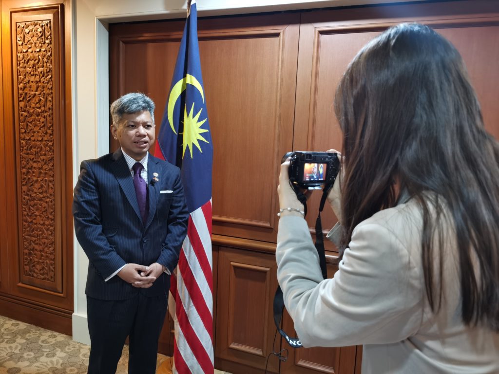 Left: Malaysian Ambassador to China, Mr. Raja Dato’ Nushirwan Zainal Abidin; Right: Rachel Liu, Global Corporate Affairs, JD.com