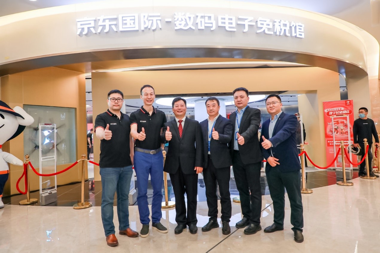 JD Worldwide held a grand opening of a duty free store in the city of Sanya, Hainan province