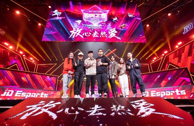 Liangkun Jiang is attending an e-sports competition held by JD during Singles Day. From left to right: Xiwen Xu from JD Communications; Lingyi Cheng from JD Communications, Chunle Wang from JD’s marketing department, Liangkun Jiang, Bo Yang from JD’s marketing department, Qiaoqiao Wang from JD’s marketing department, Qi Liu from JD Communications