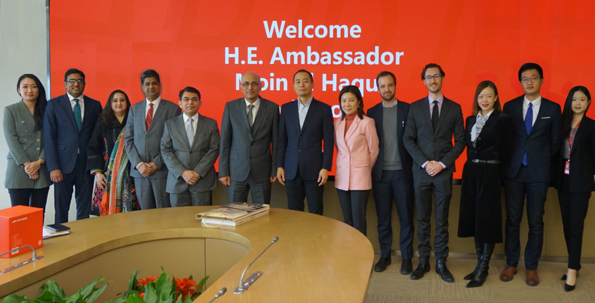 Pakistani ambassador to China Moin ul Haque (6th from left ) in a group photo at JD HQ in Beijing.