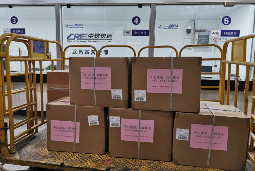 A JD logistics van loaded with 200 protective gowns arrived in Shijiazhuang,