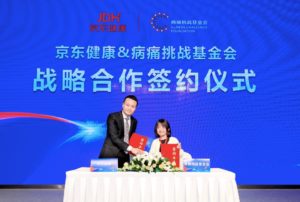 Enlin Jin (left) and Wang Yi’ou at the signing ceremony of the Rare Diseases Care Fund