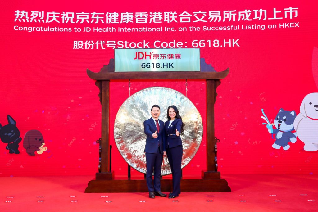 Dongyuan Wang (right) and Lijun Xin, CEO of JD Health, on the listing ceremony of JD Health