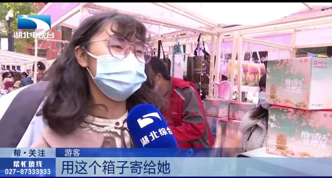 A tourist told Hubei TV that JD’s special delivery box is a meaningful way to carry her gift  