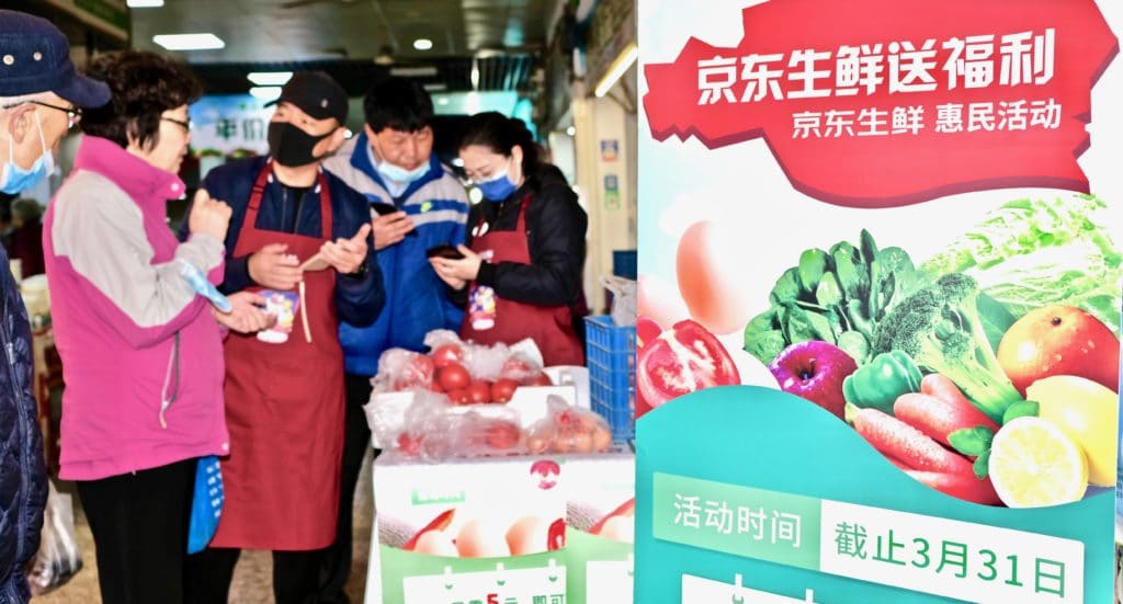 JD will help nearly a hundred fresh produce markets in Shanghai go digital, starting in late this month.