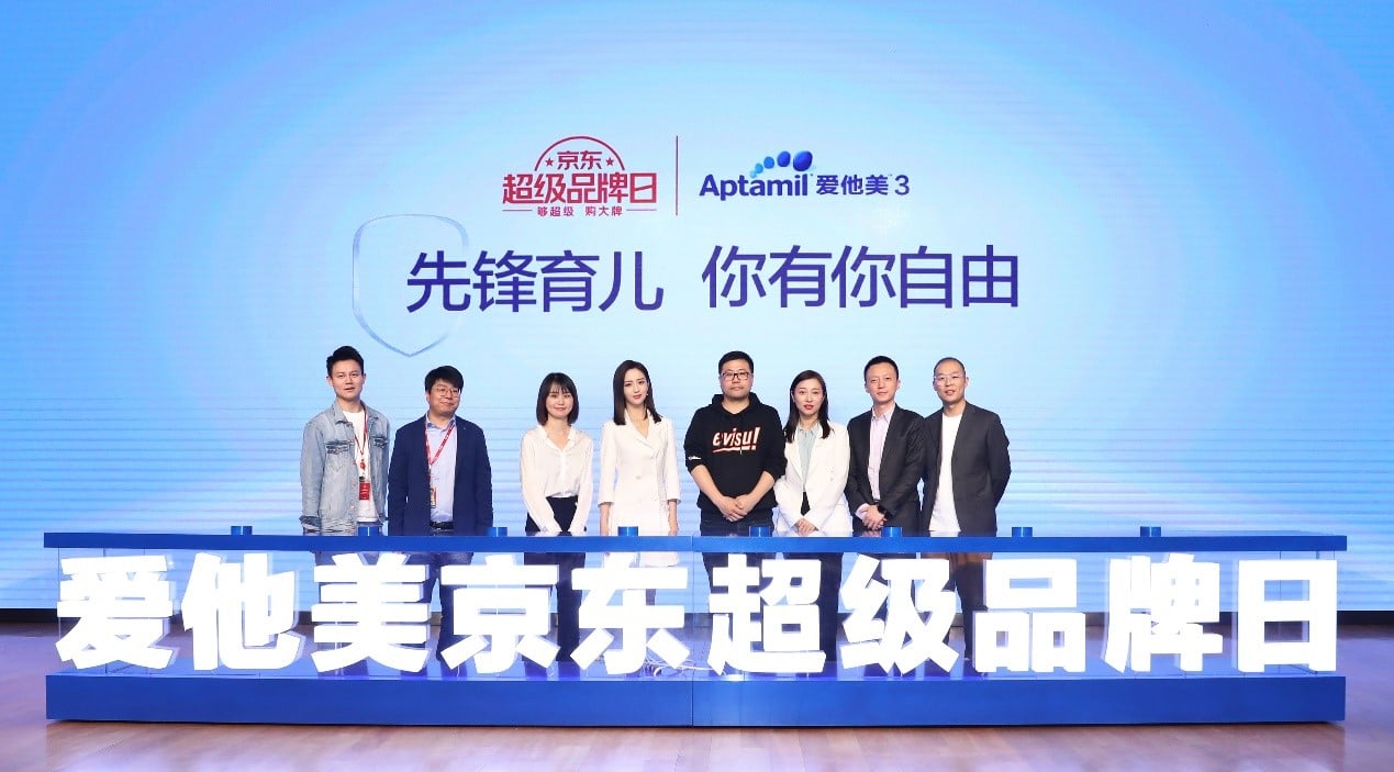 Liya Tong, popular Chinese actress and brand ambassador of Aptamil, joined a livestream show on JD Live on the Super Brand Day