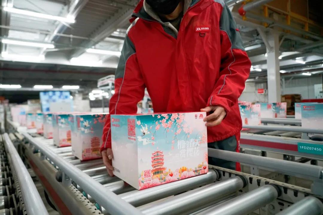 JD Logistics is distributing special delivery boxes emblazoned with cherry blossom designs for local residents