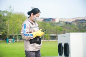 A park worker is directed to an overflowing trashcan via an AI powered app | Jd.com