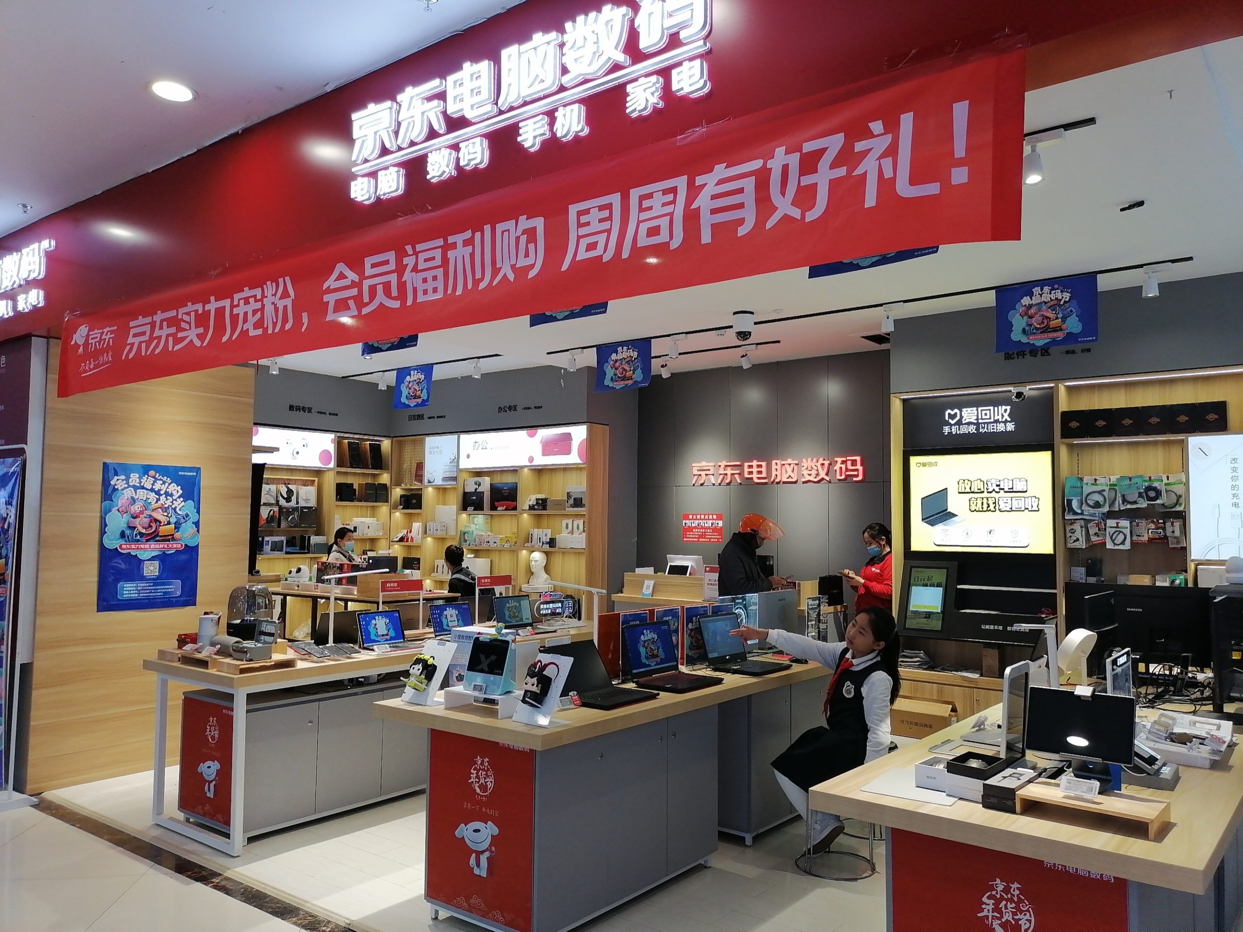 JD Customers in Henan Enjoy Instant Delivery of Electronic Products