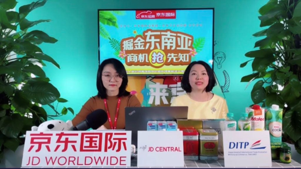Ms. Jeeranun HIrunyasumlith (right), Commercial Consul of Royal Thai Consulate-General in Shanghai and the host Xinai Zhou (left) from JD’s marketplace business
