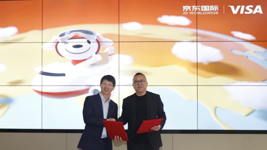 Henry Yang (left), Vice President, head Merchant Sales and Acquiring at Visa Greater China, and Chris Choi (right), head of Global Sales, JD.com, signed the partnership agreement.