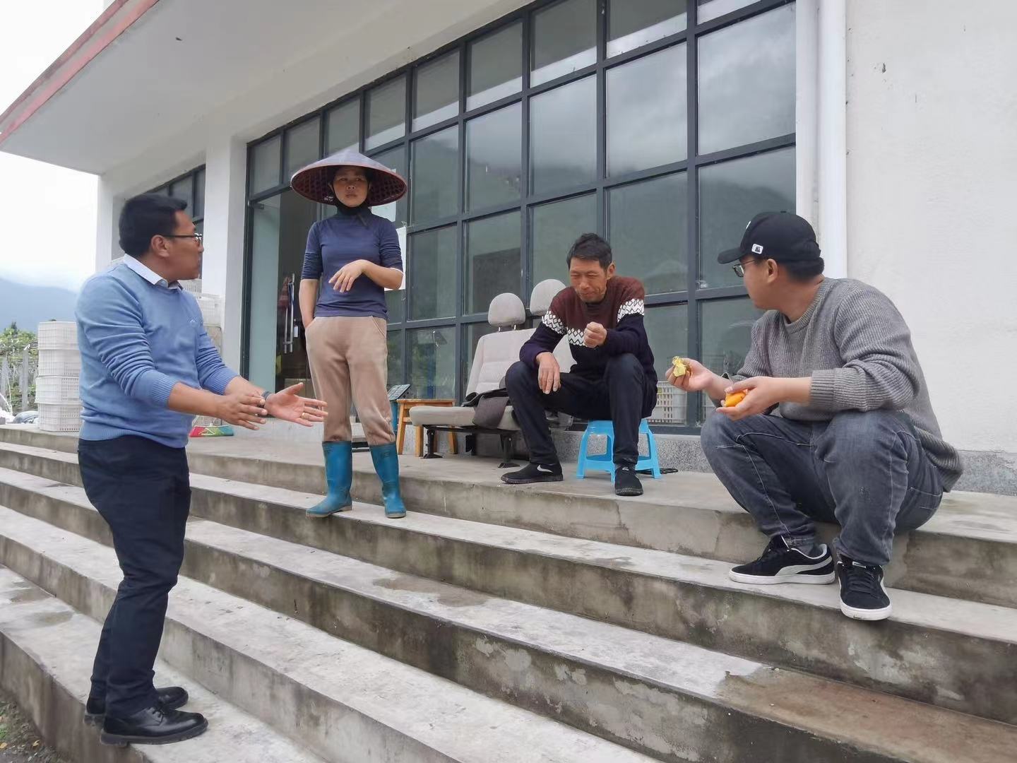 Xianfeng Wang (first from the right) is tasting fruits with his partners in Tibet