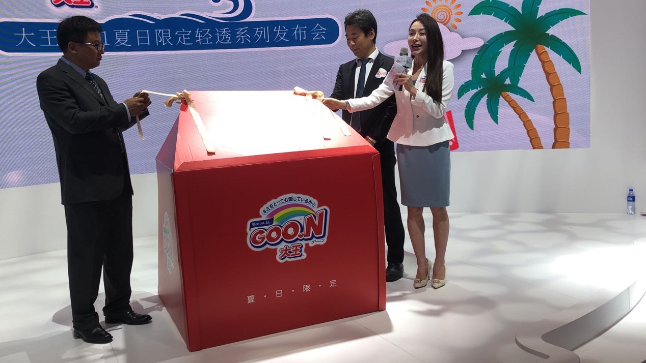 Zhao of JD.com (left) and Suzuki (right) with event host unveiling new product