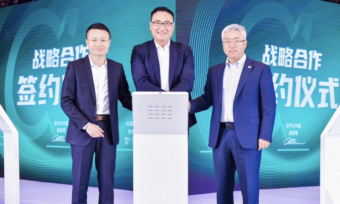 From left to right: Enlin Jin, vice president of JD Health and general manager of the company’s medicine business; Xin Wu, general manager of UCB China; Chenxi Chu, general manager of Keyuan Xinhai (Beijing) Medical Products Trade Company.