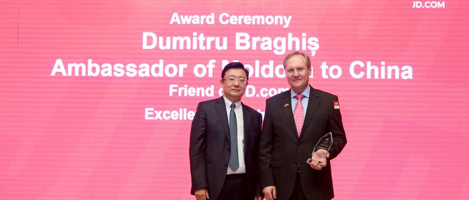 Photo shows Ambassador of Moldova to China Dumitru Braghiș accepting the Excellent Growth Partner Award from Ling Chenkai, Head of Strategy of JD Retail and Vice President of JD.com