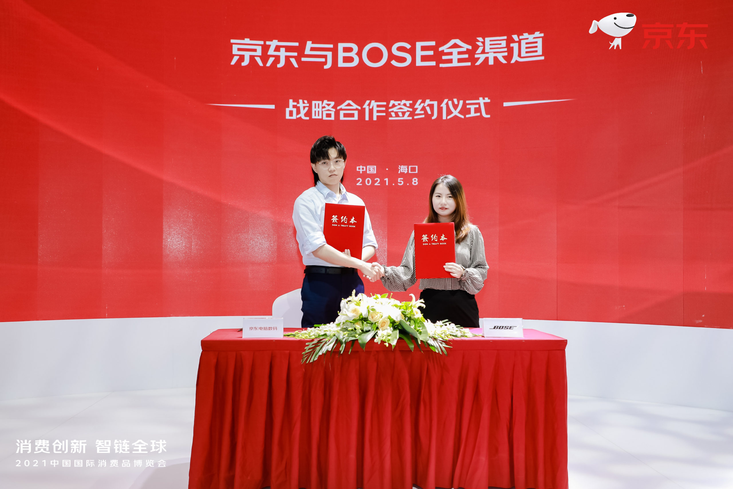 Xiuji Wu, manager of JD consumer electronics division and Yiya Ding, general manager, sales, Bose