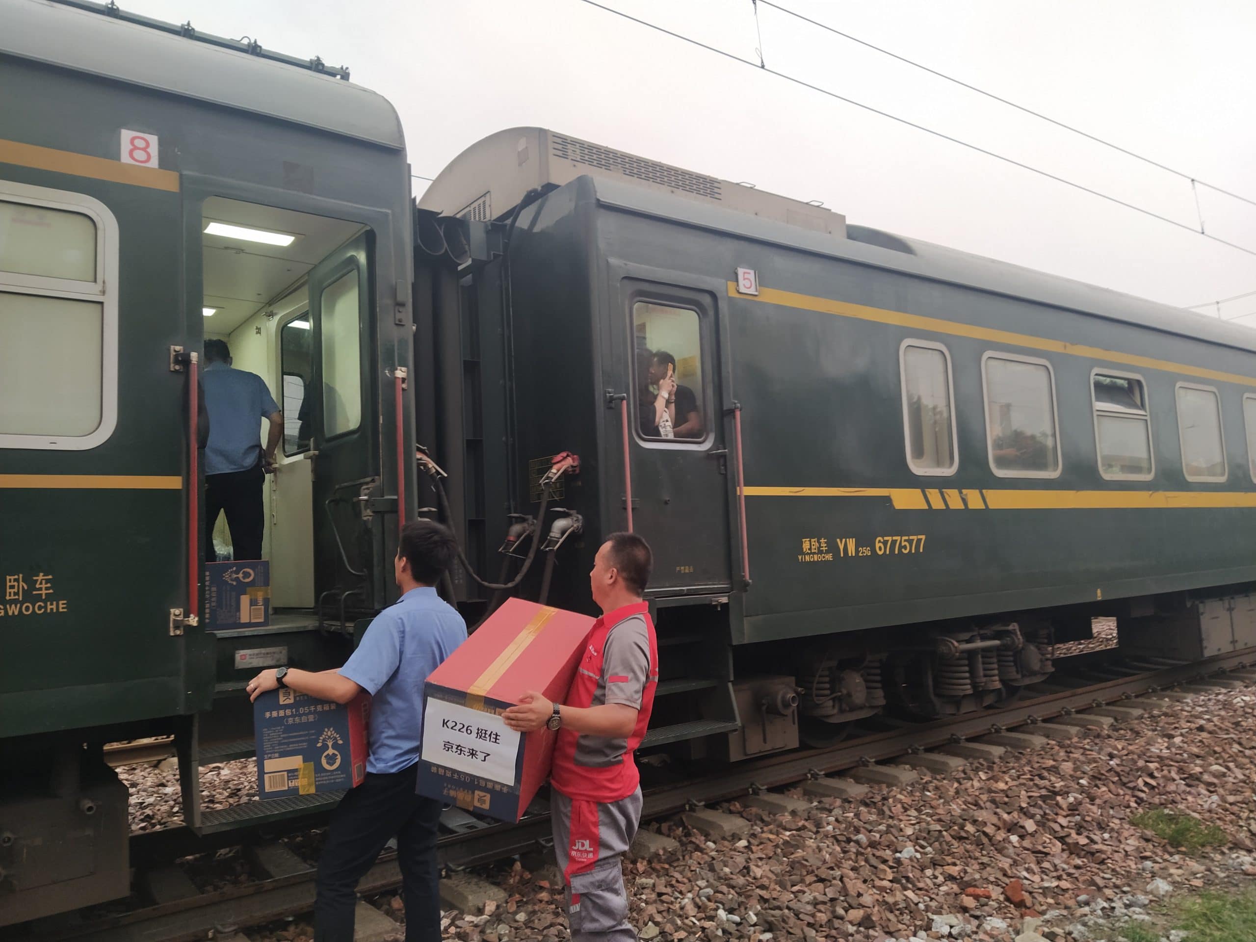 Donations from JD’s Warehouses in Henan Reach Stranded Passengers and Hospital Patients