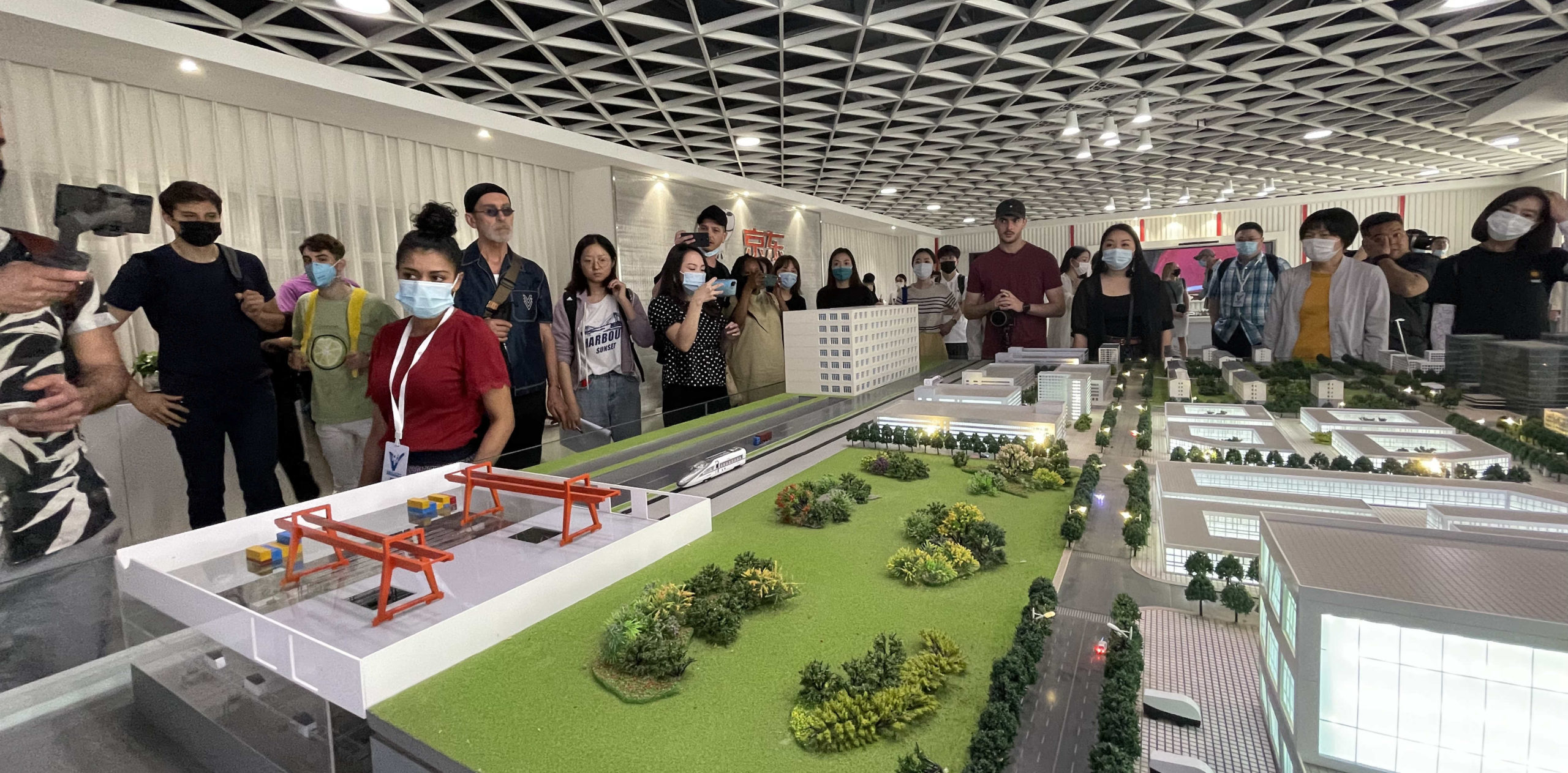 KOLs from 13 Countries Visit JD.com’s Asia No.1 Logistics Park