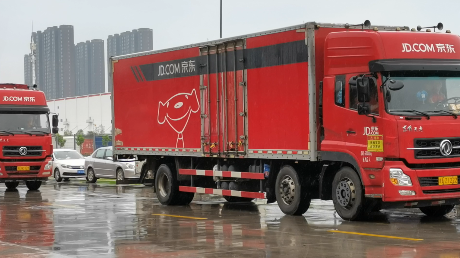 JD’s Rescue Supplies Rush to Rain-Ravaged Henan from Local Warehouses