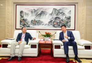 Conversation between Ma Jun (right), General Manager of the catering business of JD Retail, and Chen Jianping (left), Director of Headquarters, Mei-Xin (China)