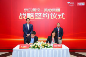 Ma Jun (top left), General Manager of the catering business of JD Retail, and Chen Jianping (top right), Director of Headquarters, Mei-Xin (China) witness the signature by Wang Bing (bottom left), Sales Director of catering business of JD Retail, and Zhang Haizhen (bottom right), Supply Chain Director, Mainland China
