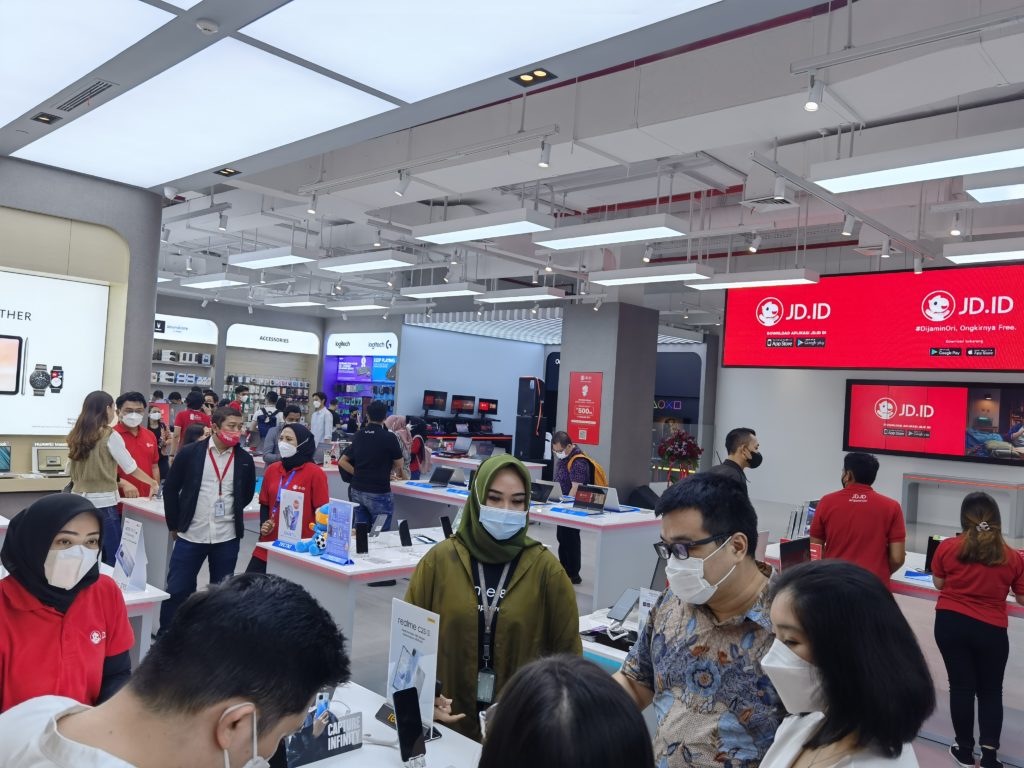 Additionally, the store provides experiential areas such as a gaming area and smart home area for consumers to enjoy various store and brand events.
