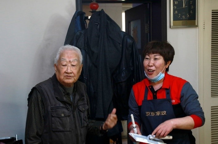 A staff of JD Home Cleaning was praised by Mr. Ma, a Beijing resident for her cleaning service 